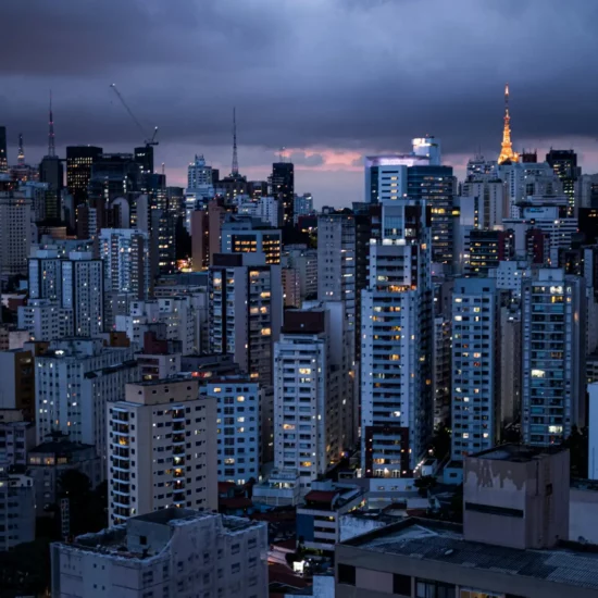 Regularização vs. Conformidade: Por que a Engenharia de Risco é o novo padrão do Mercado Imobiliário?