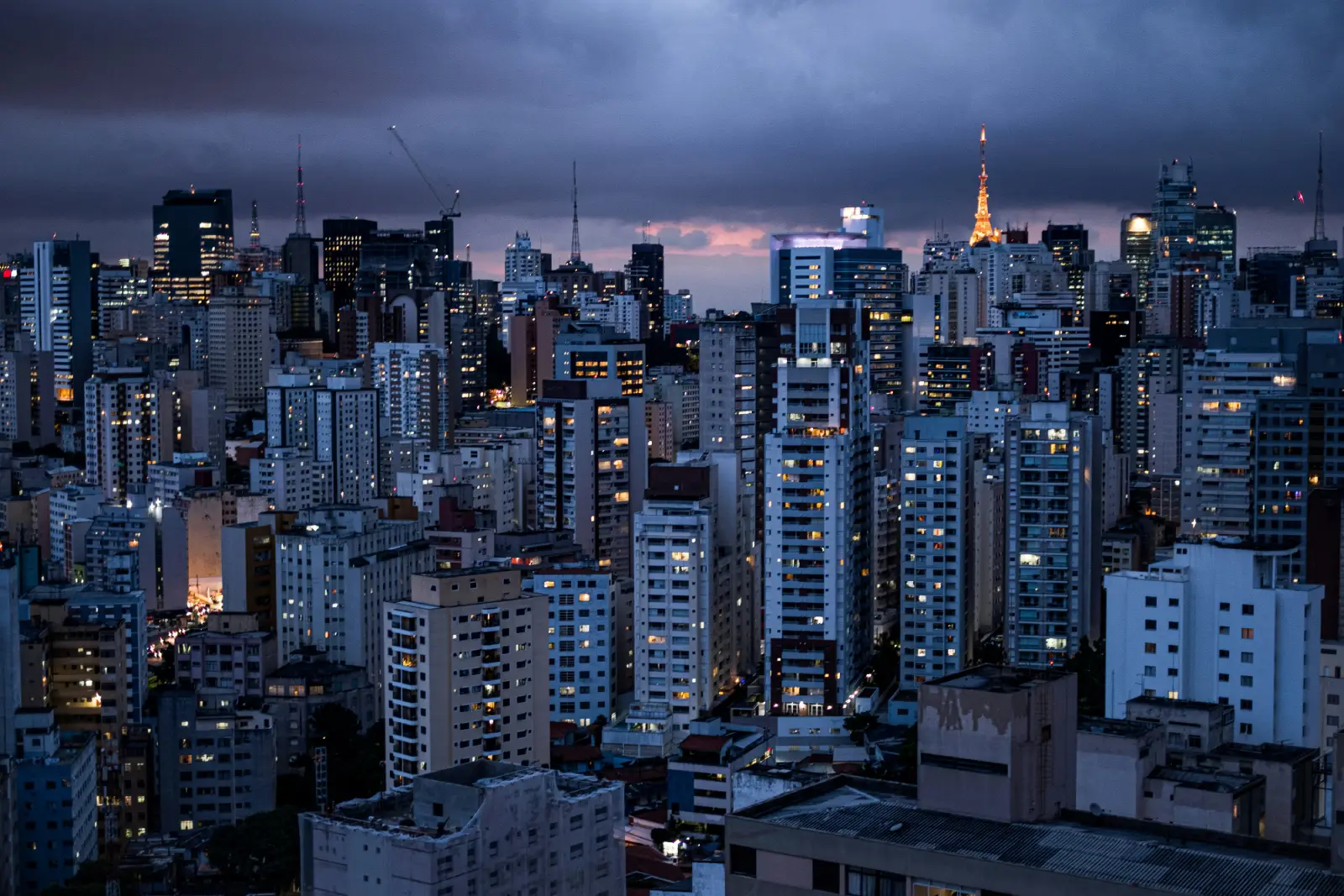 Regularização vs. Conformidade: Por que a Engenharia de Risco é o novo padrão do Mercado Imobiliário?